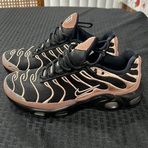 Nike TN Air Size 8.5 Beautiful just needs sole to your fitting and a small mark